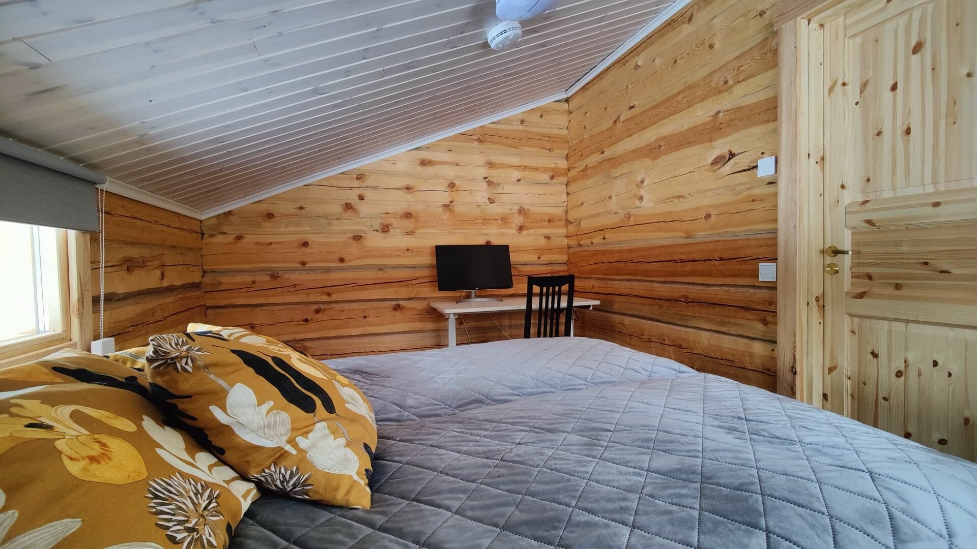 Juohde-mökin yläkerran makuuhuone