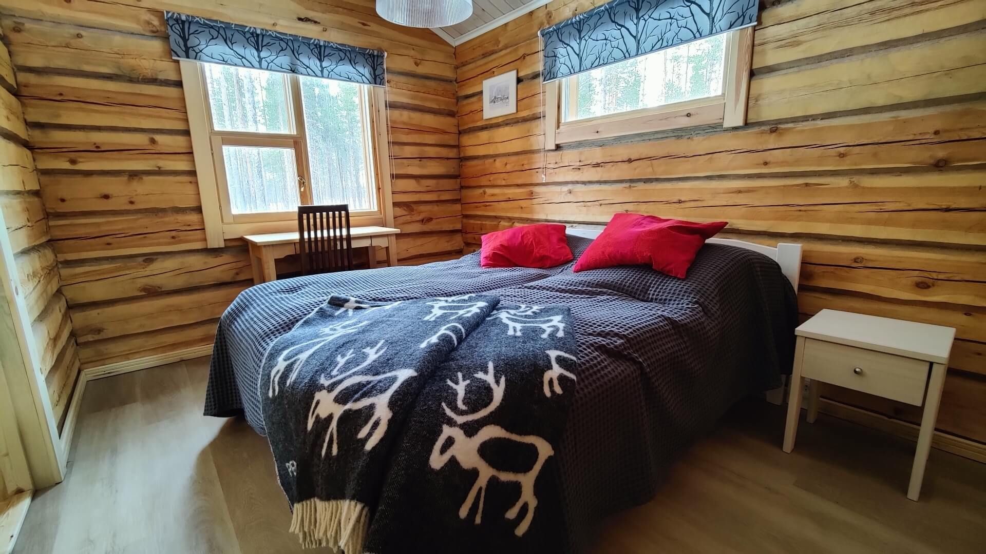 Juohde-mökin maantasalla oleva makuuhuone